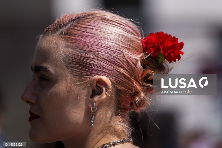 Populares participam no desfile comemorativo dos 51 anos da Revolução de 25 de Abril, na Avenida da Liberdade, em Lisboa, 25 de abril de 2025. JOSÉ SENA GOULÃO/ LUSA