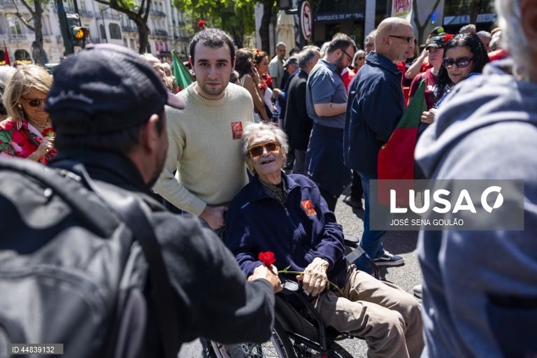 O fotógrafo Eduardo Gageiro durante a sua participação no desfile comemorativo dos 51 anos da Revolução de 25 de Abril, na Avenida da Liberdade, em Lisboa, 25 de abril de 2025. JOSÉ SENA GOULÃO/ LUSA
