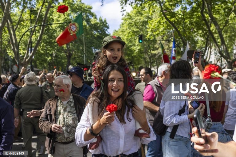 Populares participam no desfile comemorativo dos 51 anos da Revolução de 25 de Abril, na Avenida da Liberdade, em Lisboa, 25 de abril de 2025. JOSÉ SENA GOULÃO/ LUSA