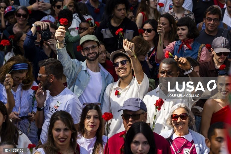 Populares participam no desfile comemorativo dos 51 anos da Revolução de 25 de Abril, na Avenida da Liberdade, em Lisboa, 25 de abril de 2025. JOSÉ SENA GOULÃO/ LUSA