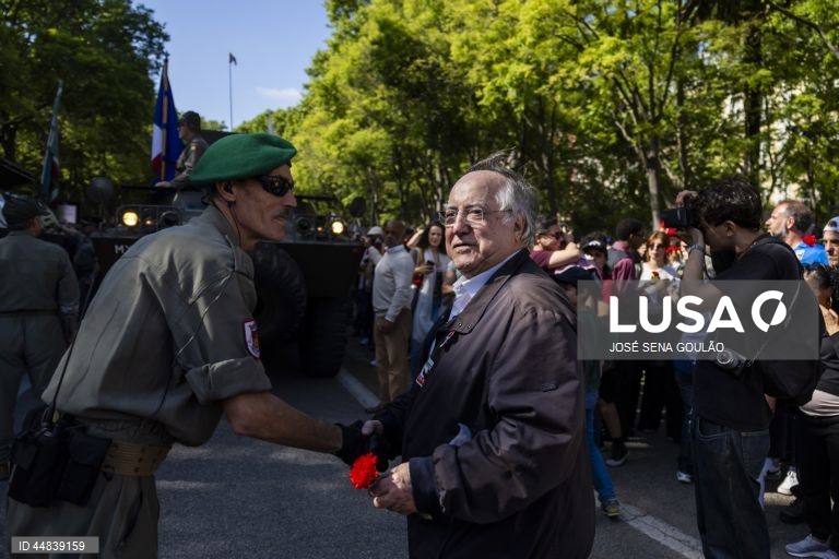 O presidente da Associação 25 de Abril, Vasco Lourenço, durante a sua participação no desfile comemorativo dos 51 anos da Revolução de 25 de Abril, na Avenida da Liberdade, em Lisboa, 25 de abril de 2025. JOSÉ SENA GOULÃO/ LUSA
