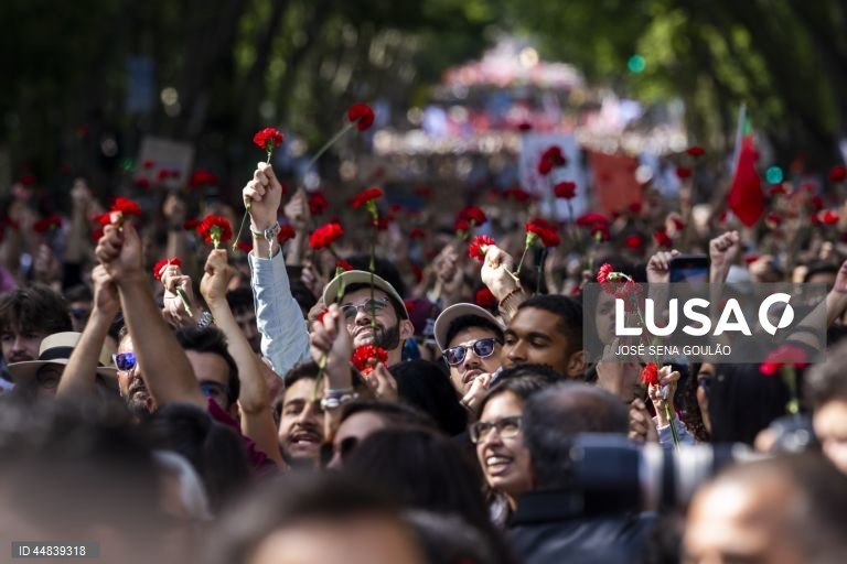 People march in the Liberty Avenue in Lisbon downtown during the celebrations of the 25th April 1974 Carnation Revolution that ended the authoritarian regime of Estado Novo (New State) that ruled the country between 1926 to 1974, Lisbon, 25th April 2025. JOSE SENA GOULAO/ LUSA 