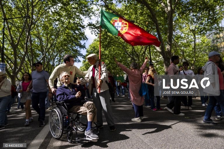 Portuguese photographer, Eduardo Gageiro, on a wheelchair participates in the Liberty Avenue rally in Lisbon downtown during the celebrations of the 25th April 1974 Carnation Revolution that ended the authoritarian regime of Estado Novo (New State) that ruled the country between 1926 to 1974, Lisbon, 25th April 2025. JOSE SENA GOULAO/ LUSA 
