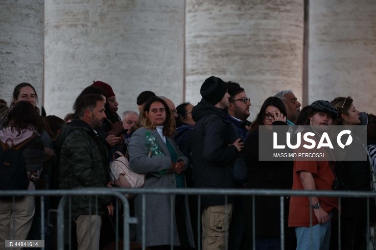 Início da missa fúnebre do Papa Francisco na Praça de S. Pedro, no pórtico da Basílica de S. Pedro, na Cidade do Vaticano. O Papa Francisco faleceu na segunda-feira de Páscoa, 21 de abril de 2025, aos 88 anos de idade.