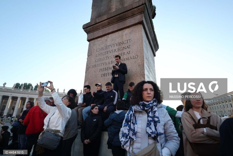 Início da missa fúnebre do Papa Francisco na Praça de S. Pedro, no pórtico da Basílica de S. Pedro, na Cidade do Vaticano. O Papa Francisco faleceu na segunda-feira de Páscoa, 21 de abril de 2025, aos 88 anos de idade.