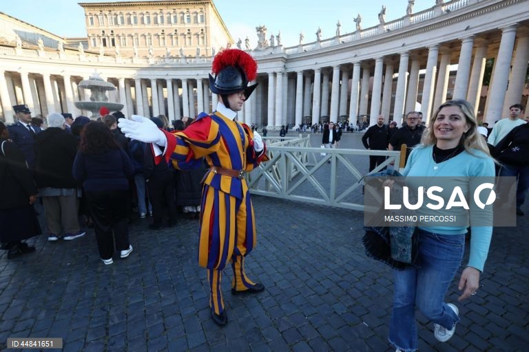 Início da missa fúnebre do Papa Francisco na Praça de S. Pedro, no pórtico da Basílica de S. Pedro, na Cidade do Vaticano. O Papa Francisco faleceu na segunda-feira de Páscoa, 21 de abril de 2025, aos 88 anos de idade.