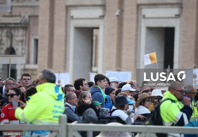 Início da missa fúnebre do Papa Francisco na Praça de S. Pedro, no pórtico da Basílica de S. Pedro, na Cidade do Vaticano. O Papa Francisco faleceu na segunda-feira de Páscoa, 21 de abril de 2025, aos 88 anos de idade.