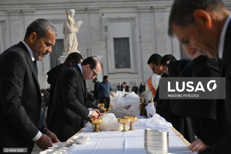 Início da missa fúnebre do Papa Francisco na Praça de S. Pedro, no pórtico da Basílica de S. Pedro, na Cidade do Vaticano. O Papa Francisco faleceu na segunda-feira de Páscoa, 21 de abril de 2025, aos 88 anos de idade.