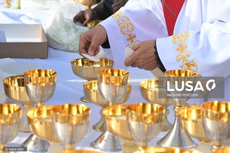 Início da missa fúnebre do Papa Francisco na Praça de S. Pedro, no pórtico da Basílica de S. Pedro, na Cidade do Vaticano. O Papa Francisco faleceu na segunda-feira de Páscoa, 21 de abril de 2025, aos 88 anos de idade.