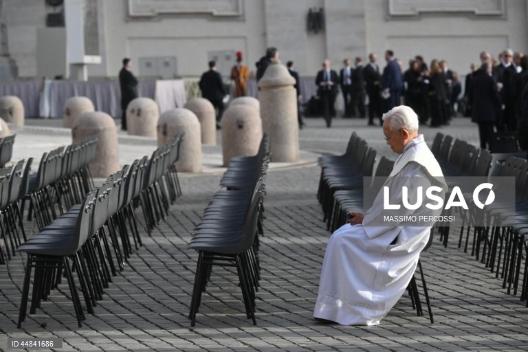 Início da missa fúnebre do Papa Francisco na Praça de S. Pedro, no pórtico da Basílica de S. Pedro, na Cidade do Vaticano. O Papa Francisco faleceu na segunda-feira de Páscoa, 21 de abril de 2025, aos 88 anos de idade.