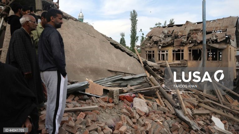 Aldeões junto aos escombros das casas demolidas da família de Ahsan Ul Haq Sheikh, que as autoridades dizem estar envolvido no ataque de Pahalgam, na aldeia de Murran, em Pulwama, a sul de Srinagar, na Índia. Em 22 de abril, pelo menos 26 pessoas foram mortas quando homens armados abriram fogo contra um grupo de turistas em Pahalgam, no que as autoridades descreveram como o mais grave ataque a civis na região nos últimos anos.  