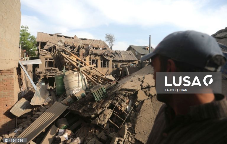 Aldeões junto aos escombros das casas demolidas da família de Ahsan Ul Haq Sheikh, que as autoridades dizem estar envolvido no ataque de Pahalgam, na aldeia de Murran, em Pulwama, a sul de Srinagar, na Índia. Em 22 de abril, pelo menos 26 pessoas foram mortas quando homens armados abriram fogo contra um grupo de turistas em Pahalgam, no que as autoridades descreveram como o mais grave ataque a civis na região nos últimos anos.  