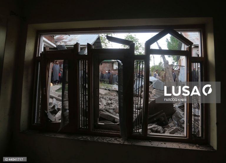 Aldeões junto aos escombros das casas demolidas da família de Ahsan Ul Haq Sheikh, que as autoridades dizem estar envolvido no ataque de Pahalgam, na aldeia de Murran, em Pulwama, a sul de Srinagar, na Índia. Em 22 de abril, pelo menos 26 pessoas foram mortas quando homens armados abriram fogo contra um grupo de turistas em Pahalgam, no que as autoridades descreveram como o mais grave ataque a civis na região nos últimos anos.  