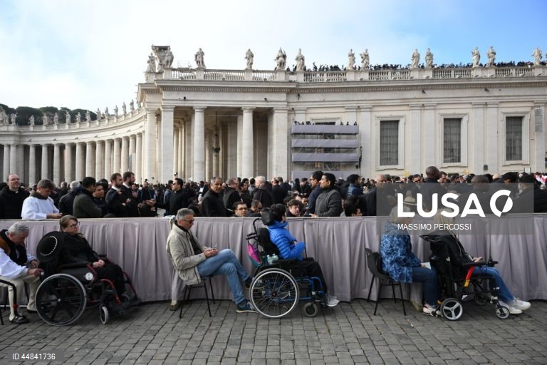 Início da missa fúnebre do Papa Francisco na Praça de S. Pedro, no pórtico da Basílica de S. Pedro, na Cidade do Vaticano. O Papa Francisco faleceu na segunda-feira de Páscoa, 21 de abril de 2025, aos 88 anos de idade.