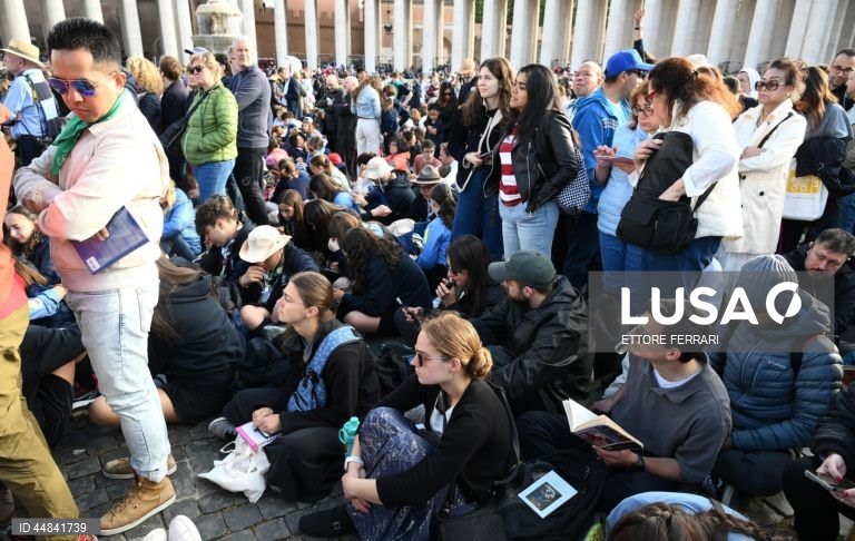 Início da missa fúnebre do Papa Francisco na Praça de S. Pedro, no pórtico da Basílica de S. Pedro, na Cidade do Vaticano. O Papa Francisco faleceu na segunda-feira de Páscoa, 21 de abril de 2025, aos 88 anos de idade.
