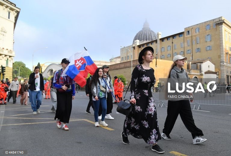 Início da missa fúnebre do Papa Francisco na Praça de S. Pedro, no pórtico da Basílica de S. Pedro, na Cidade do Vaticano. O Papa Francisco faleceu na segunda-feira de Páscoa, 21 de abril de 2025, aos 88 anos de idade.