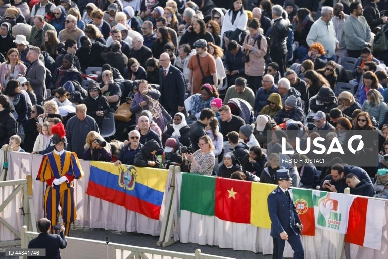 Início da missa fúnebre do Papa Francisco na Praça de S. Pedro, no pórtico da Basílica de S. Pedro, na Cidade do Vaticano. O Papa Francisco faleceu na segunda-feira de Páscoa, 21 de abril de 2025, aos 88 anos de idade.