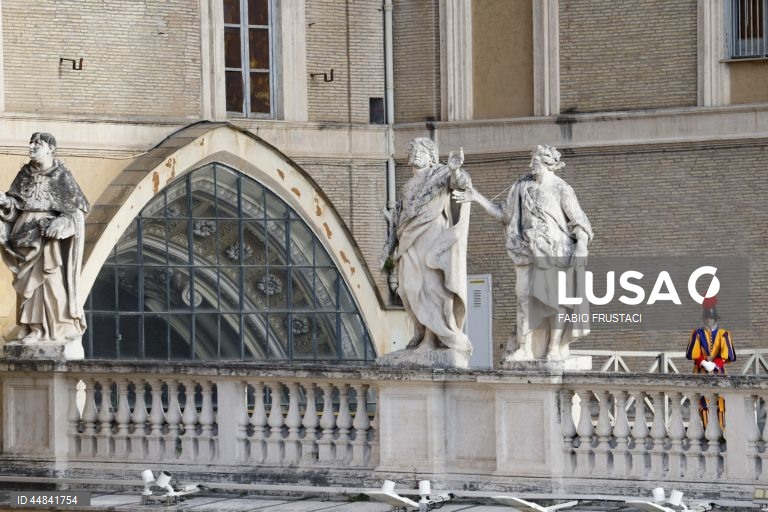 Início da missa fúnebre do Papa Francisco na Praça de S. Pedro, no pórtico da Basílica de S. Pedro, na Cidade do Vaticano. O Papa Francisco faleceu na segunda-feira de Páscoa, 21 de abril de 2025, aos 88 anos de idade.