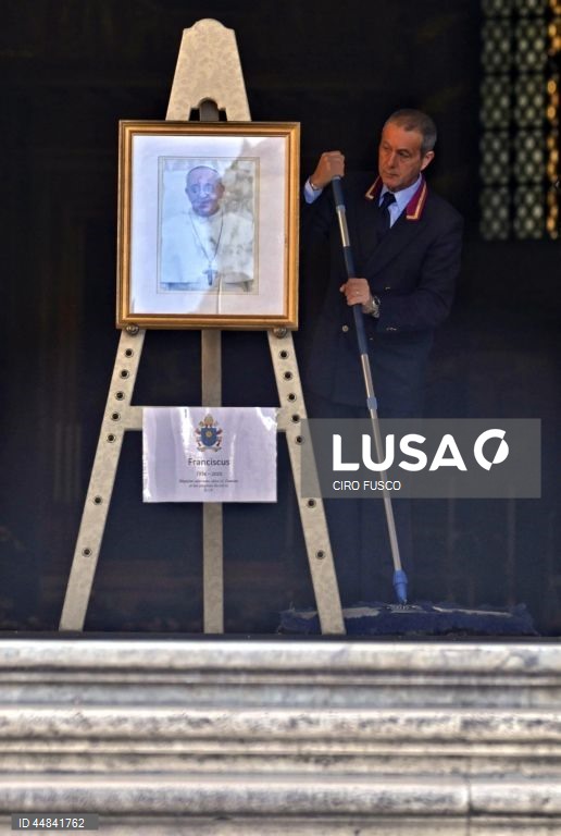 Início da missa fúnebre do Papa Francisco na Praça de S. Pedro, no pórtico da Basílica de S. Pedro, na Cidade do Vaticano. O Papa Francisco faleceu na segunda-feira de Páscoa, 21 de abril de 2025, aos 88 anos de idade.