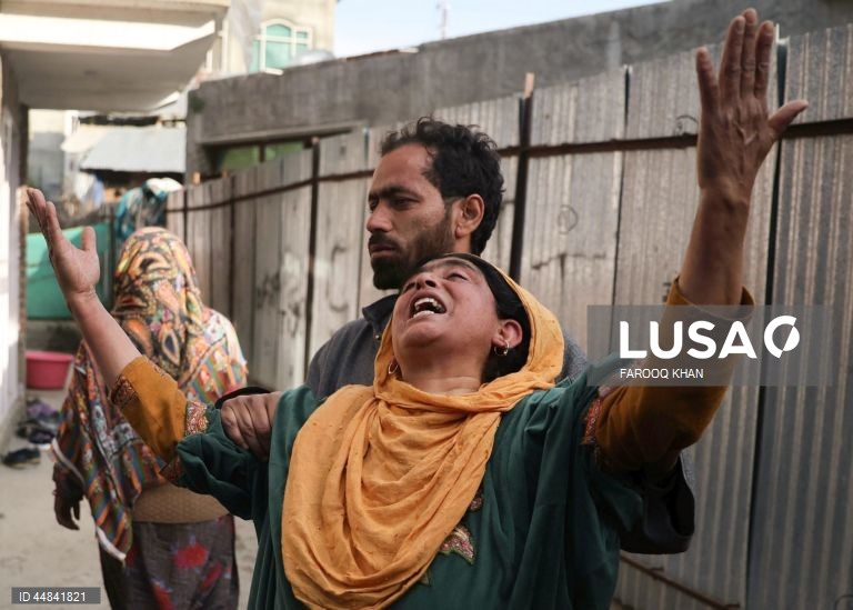 Aldeões junto aos escombros das casas demolidas da família de Ahsan Ul Haq Sheikh, que as autoridades dizem estar envolvido no ataque de Pahalgam, na aldeia de Murran, em Pulwama, a sul de Srinagar, na Índia. Em 22 de abril, pelo menos 26 pessoas foram mortas quando homens armados abriram fogo contra um grupo de turistas em Pahalgam, no que as autoridades descreveram como o mais grave ataque a civis na região nos últimos anos.  