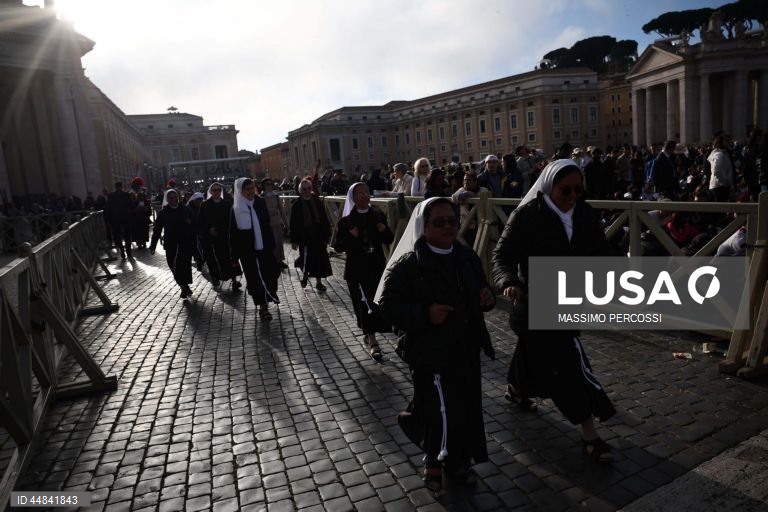 Início da missa fúnebre do Papa Francisco na Praça de S. Pedro, no pórtico da Basílica de S. Pedro, na Cidade do Vaticano. O Papa Francisco faleceu na segunda-feira de Páscoa, 21 de abril de 2025, aos 88 anos de idade.