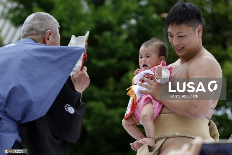 Lutadores de sumo amadores seguram bebés durante o Nakizumo, um concurso de choro de bebés no Templo Sensoji, no distrito de Asakusa, em Tóquio, Japão. Cerca de 160 bebés nascidos em 2024 participaram no evento da primavera, rezando pela sua boa saúde e crescimento. O bebé que começar a chorar primeiro e mais alto é declarado vencedor, pois diz-se no Japão que um bebé que chora cresce saudável e forte.  
