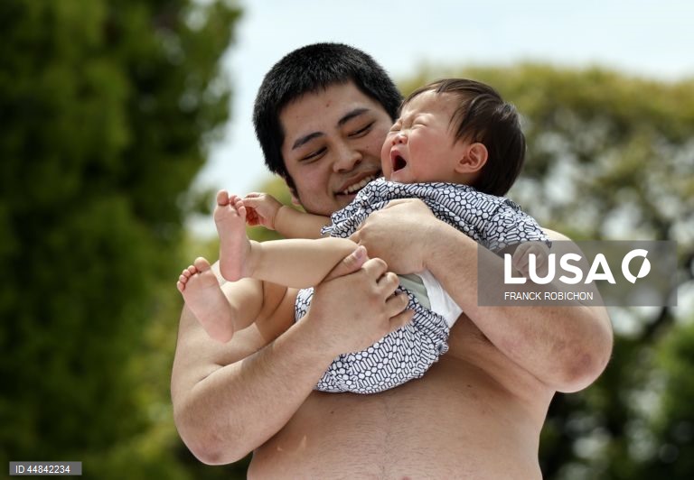 Lutadores de sumo amadores seguram bebés durante o Nakizumo, um concurso de choro de bebés no Templo Sensoji, no distrito de Asakusa, em Tóquio, Japão. Cerca de 160 bebés nascidos em 2024 participaram no evento da primavera, rezando pela sua boa saúde e crescimento. O bebé que começar a chorar primeiro e mais alto é declarado vencedor, pois diz-se no Japão que um bebé que chora cresce saudável e forte.  