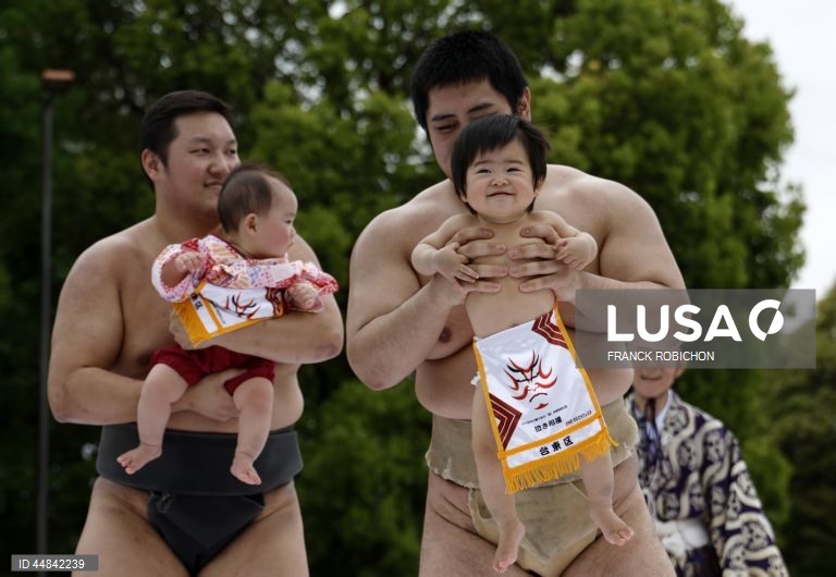 Lutadores de sumo amadores seguram bebés durante o Nakizumo, um concurso de choro de bebés no Templo Sensoji, no distrito de Asakusa, em Tóquio, Japão. Cerca de 160 bebés nascidos em 2024 participaram no evento da primavera, rezando pela sua boa saúde e crescimento. O bebé que começar a chorar primeiro e mais alto é declarado vencedor, pois diz-se no Japão que um bebé que chora cresce saudável e forte.  