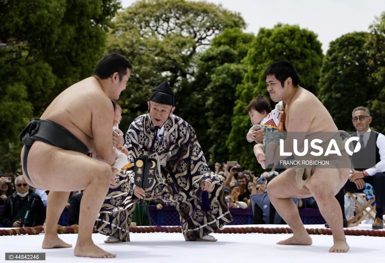 Lutadores de sumo amadores seguram bebés durante o Nakizumo, um concurso de choro de bebés no Templo Sensoji, no distrito de Asakusa, em Tóquio, Japão. Cerca de 160 bebés nascidos em 2024 participaram no evento da primavera, rezando pela sua boa saúde e crescimento. O bebé que começar a chorar primeiro e mais alto é declarado vencedor, pois diz-se no Japão que um bebé que chora cresce saudável e forte.  