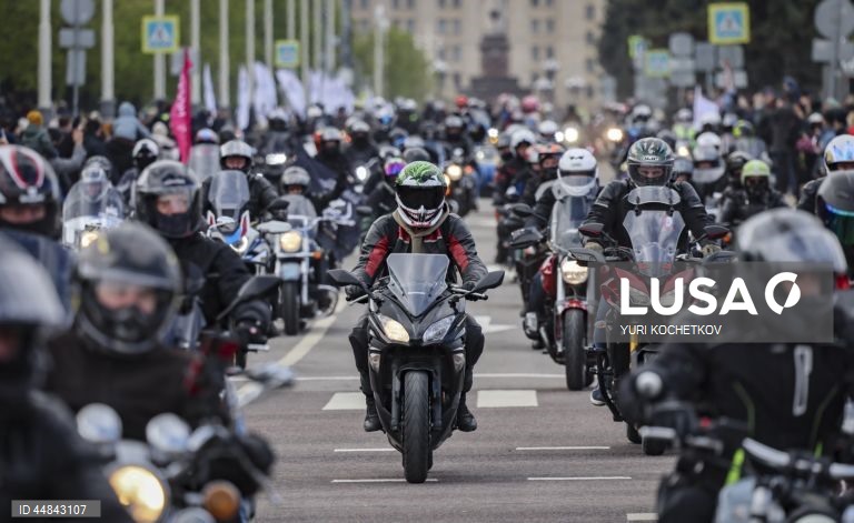 Motociclistas russos participam num rali motorizado em Moscovo, Rússia. O rali motorizado de 37 km deste ano, programado para coincidir com a abertura da época oficial de motociclismo, é dedicado ao 80.º aniversário da vitória na Grande Guerra Patriótica.