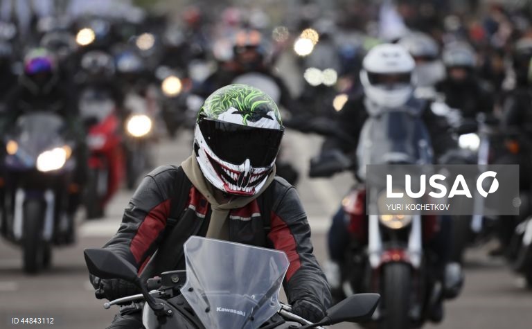 Motociclistas russos participam num rali motorizado em Moscovo, Rússia. O rali motorizado de 37 km deste ano, programado para coincidir com a abertura da época oficial de motociclismo, é dedicado ao 80.º aniversário da vitória na Grande Guerra Patriótica.