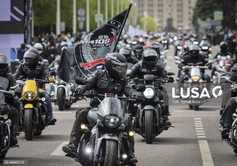 Motociclistas russos participam num rali motorizado em Moscovo, Rússia. O rali motorizado de 37 km deste ano, programado para coincidir com a abertura da época oficial de motociclismo, é dedicado ao 80.º aniversário da vitória na Grande Guerra Patriótica.
