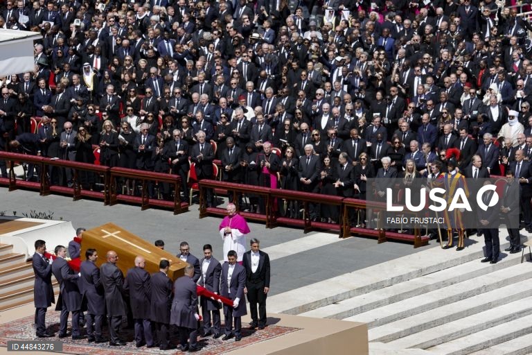 Cerimónia fúnebre do pontífice na Praça de São Pedro, na Cidade do Vaticano. O Papa Francisco faleceu na segunda-feira de Páscoa, 21 de abril de 2025, aos 88 anos de idade.  