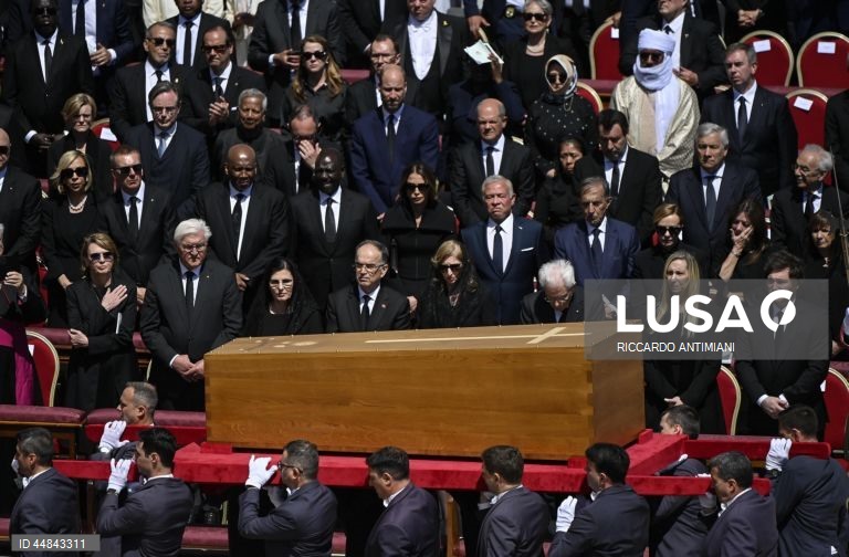 Cerimónia fúnebre do pontífice na Praça de São Pedro, na Cidade do Vaticano. O Papa Francisco faleceu na segunda-feira de Páscoa, 21 de abril de 2025, aos 88 anos de idade.  
