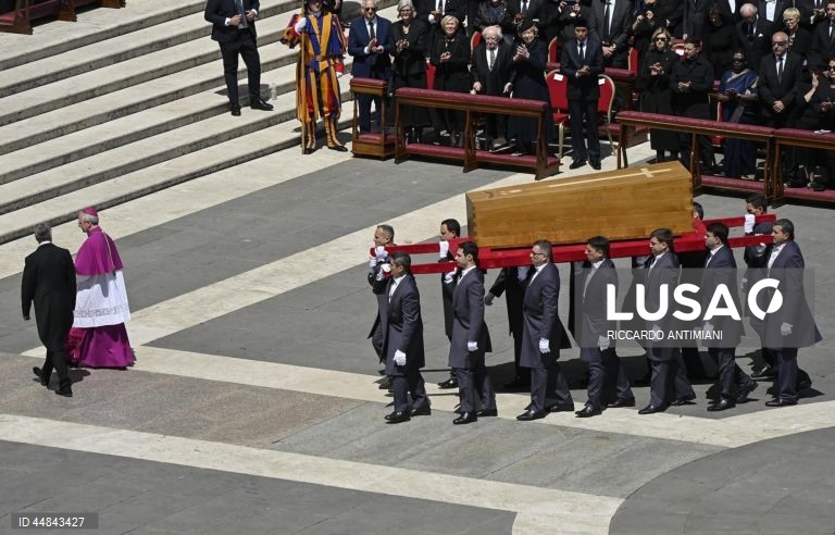 Cerimónia fúnebre do pontífice na Praça de São Pedro, na Cidade do Vaticano. O Papa Francisco faleceu na segunda-feira de Páscoa, 21 de abril de 2025, aos 88 anos de idade.  