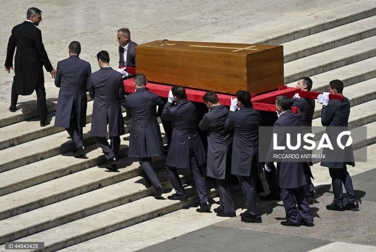 Cerimónia fúnebre do pontífice na Praça de São Pedro, na Cidade do Vaticano. O Papa Francisco faleceu na segunda-feira de Páscoa, 21 de abril de 2025, aos 88 anos de idade.  