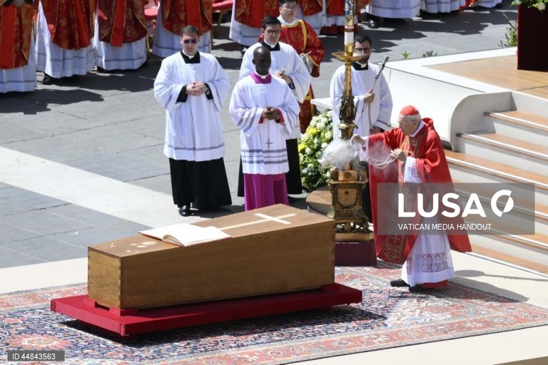 Cerimónia fúnebre do pontífice na Praça de São Pedro, na Cidade do Vaticano. O Papa Francisco faleceu na segunda-feira de Páscoa, 21 de abril de 2025, aos 88 anos de idade.  