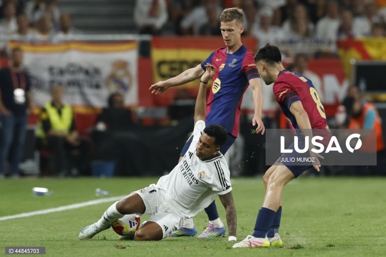 FC Barcelona conquistou a Taça do Rei em futebol ao derrotar, após prolongamento, o Real Madrid, por 3-2, em jogo muito disputado e emotivo, realizado em Sevilha.