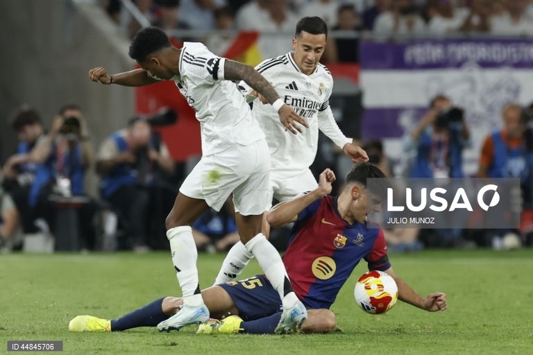 FC Barcelona conquistou a Taça do Rei em futebol ao derrotar, após prolongamento, o Real Madrid, por 3-2, em jogo muito disputado e emotivo, realizado em Sevilha.