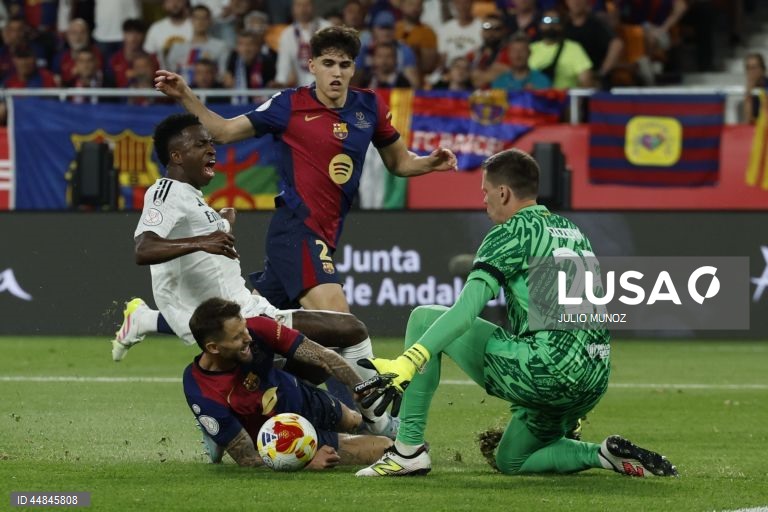 FC Barcelona conquistou a Taça do Rei em futebol ao derrotar, após prolongamento, o Real Madrid, por 3-2, em jogo muito disputado e emotivo, realizado em Sevilha.