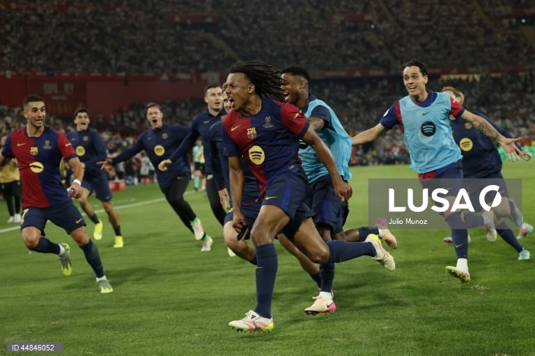 FC Barcelona conquistou a Taça do Rei em futebol ao derrotar, após prolongamento, o Real Madrid, por 3-2, em jogo muito disputado e emotivo, realizado em Sevilha.