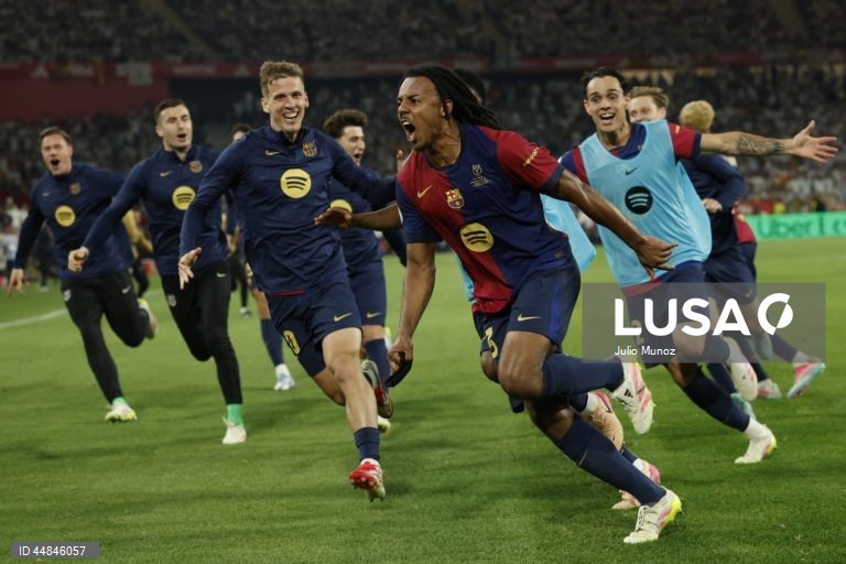 FC Barcelona conquistou a Taça do Rei em futebol ao derrotar, após prolongamento, o Real Madrid, por 3-2, em jogo muito disputado e emotivo, realizado em Sevilha.