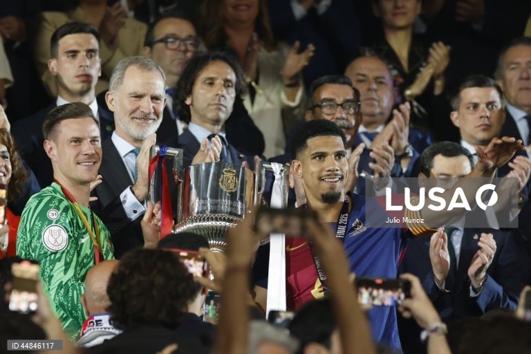 FC Barcelona conquistou a Taça do Rei em futebol ao derrotar, após prolongamento, o Real Madrid, por 3-2, em jogo muito disputado e emotivo, realizado em Sevilha.