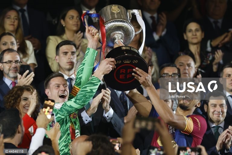FC Barcelona conquistou a Taça do Rei em futebol ao derrotar, após prolongamento, o Real Madrid, por 3-2, em jogo muito disputado e emotivo, realizado em Sevilha.