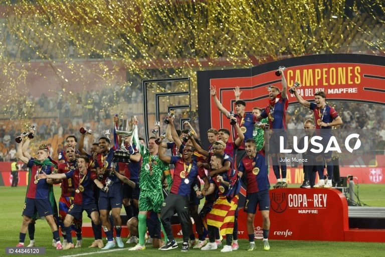FC Barcelona conquistou a Taça do Rei em futebol ao derrotar, após prolongamento, o Real Madrid, por 3-2, em jogo muito disputado e emotivo, realizado em Sevilha.