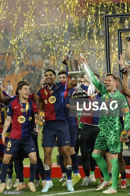 FC Barcelona conquistou a Taça do Rei em futebol ao derrotar, após prolongamento, o Real Madrid, por 3-2, em jogo muito disputado e emotivo, realizado em Sevilha.