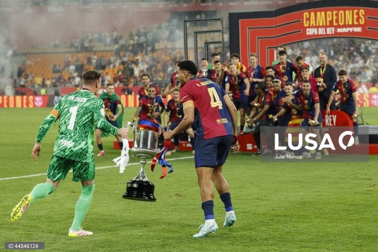 FC Barcelona conquistou a Taça do Rei em futebol ao derrotar, após prolongamento, o Real Madrid, por 3-2, em jogo muito disputado e emotivo, realizado em Sevilha.