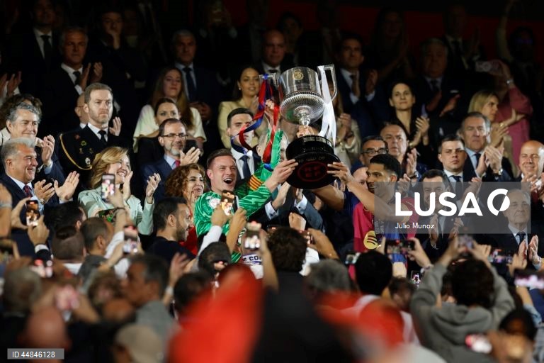 FC Barcelona conquistou a Taça do Rei em futebol ao derrotar, após prolongamento, o Real Madrid, por 3-2, em jogo muito disputado e emotivo, realizado em Sevilha.