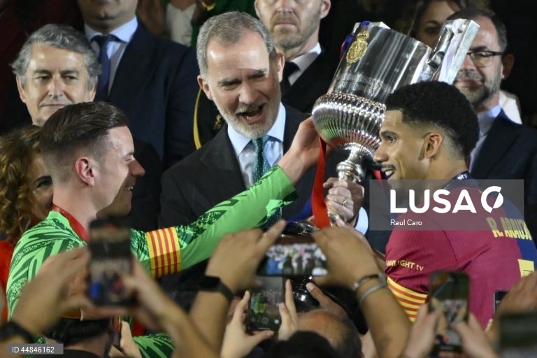 FC Barcelona conquistou a Taça do Rei em futebol ao derrotar, após prolongamento, o Real Madrid, por 3-2, em jogo muito disputado e emotivo, realizado em Sevilha.