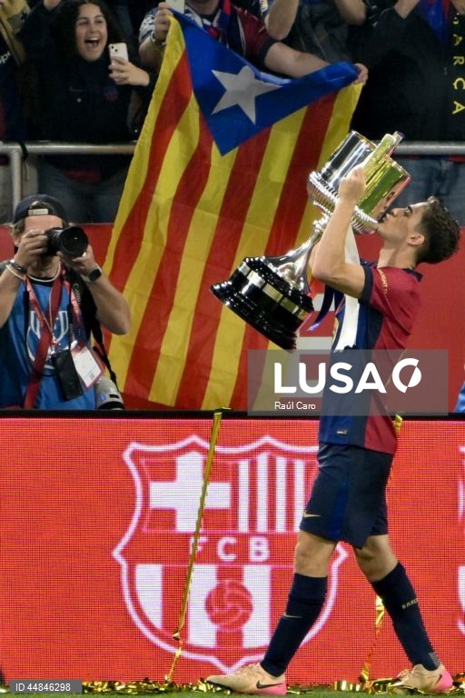 FC Barcelona conquistou a Taça do Rei em futebol ao derrotar, após prolongamento, o Real Madrid, por 3-2, em jogo muito disputado e emotivo, realizado em Sevilha.